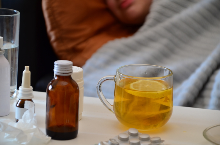 Médicaments et huiles essentielles qui aident pour certains maux de santé.